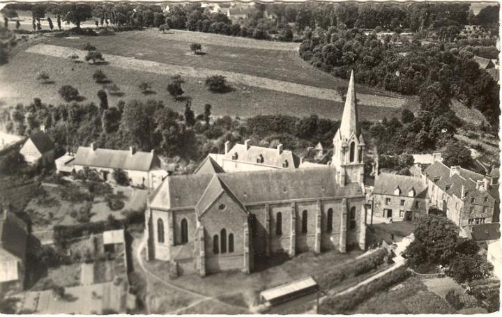 En avion au dessus de ... St-Broladre eglise n-5.jpg